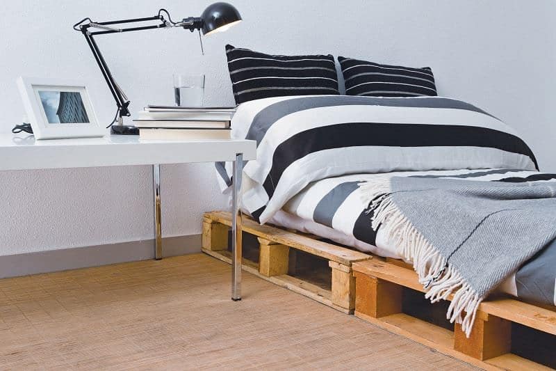 Space-efficient twin bed made out of pallets - DIY platform bed